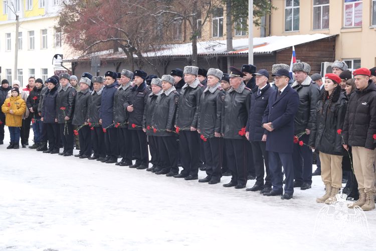 В Республике Алтай росгвардейцы почтили память сотрудников органов внутренних дел, погибших при выполнении служебных обязанностей