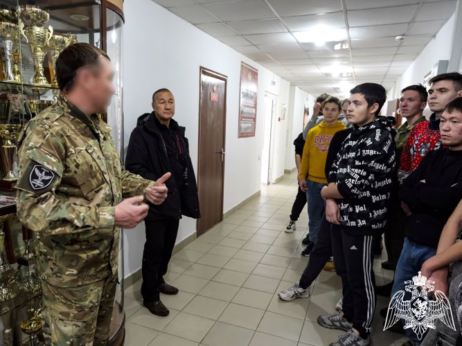 В Республике Алтай сотрудники специального подразделения Росгвардии провели день открытых дверей для школьников региона