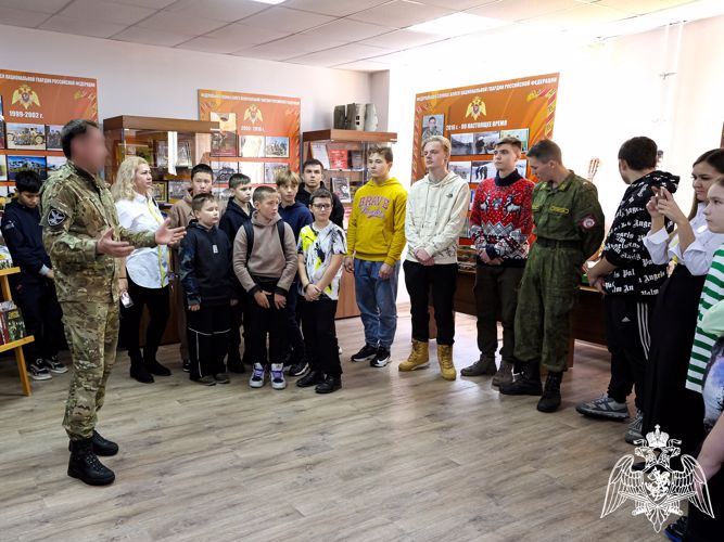 В Республике Алтай сотрудники специального подразделения Росгвардии провели день открытых дверей для школьников региона