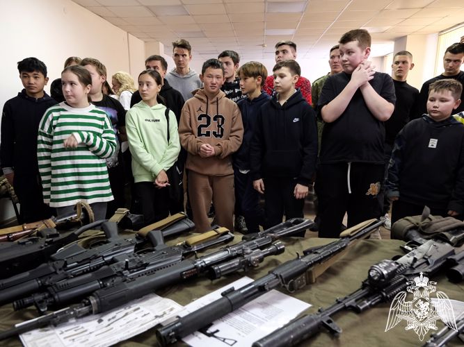 В Республике Алтай сотрудники специального подразделения Росгвардии провели день открытых дверей для школьников региона