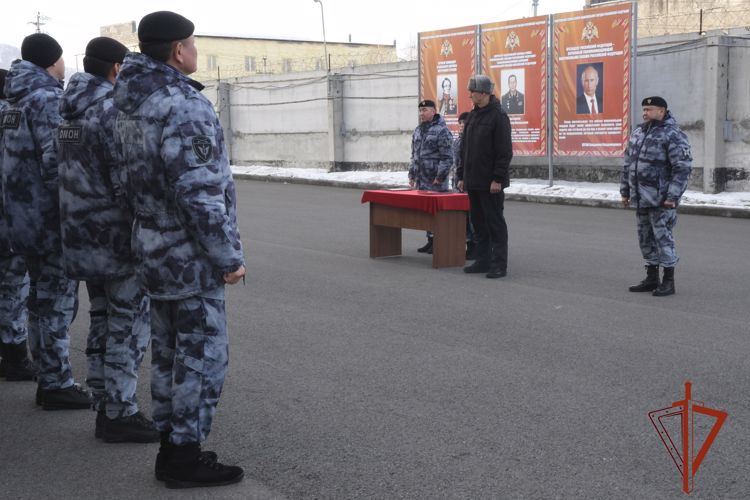 В Республике Алтай сотрудники ОМОН приняли Присягу 