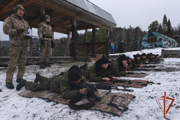 Сотрудники ОМОН провели военно-спортивную эстафету для допризывной молодежи 