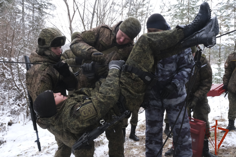 Сотрудники ОМОН провели военно-спортивную эстафету для допризывной молодежи 