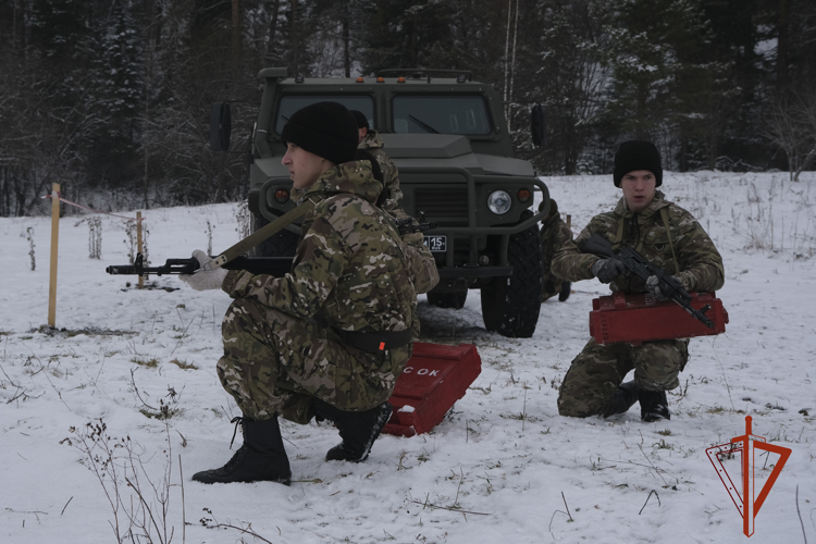 Сотрудники ОМОН провели военно-спортивную эстафету для допризывной молодежи 