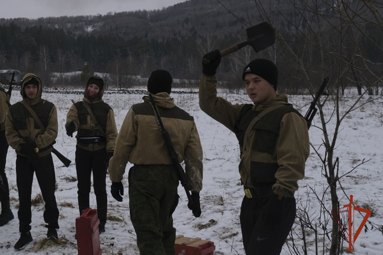 Сотрудники ОМОН провели военно-спортивную эстафету для допризывной молодежи 