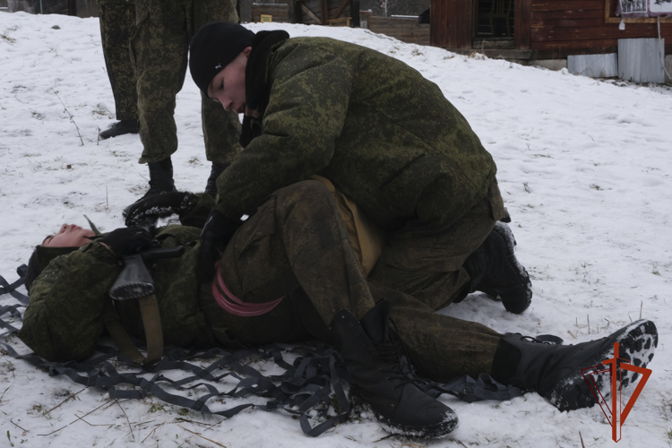 Сотрудники ОМОН провели военно-спортивную эстафету для допризывной молодежи 