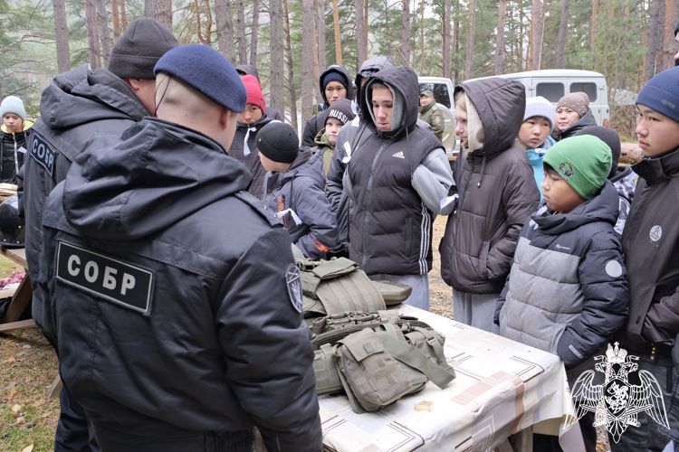 В Республике Алтай росгвардейцы приняли участие в патриотическом мероприятии для детей участников специальной военной операции