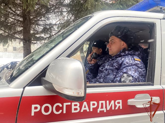Росгвардейцы помогли мужчине с приступом эпилепсии в Горно-Алтайске