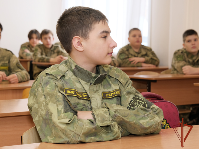 В Республике Алтай прошел Урок Мужества с воспитанниками профильного класса Росгвардии