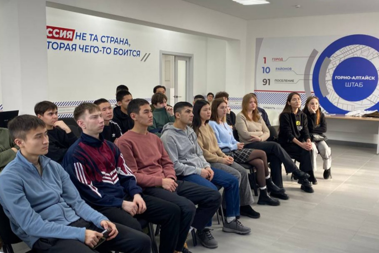В преддверии Дня защитника Отечества в Республике Алтай росгвардеец рассказал студентам о героях специальной военной операции