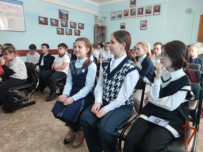В Республике Алтай сотрудники спецподразделения Росгвардии провели встречу со школьниками региона
