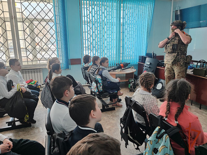 В Республике Алтай сотрудники спецподразделения Росгвардии провели встречу со школьниками региона