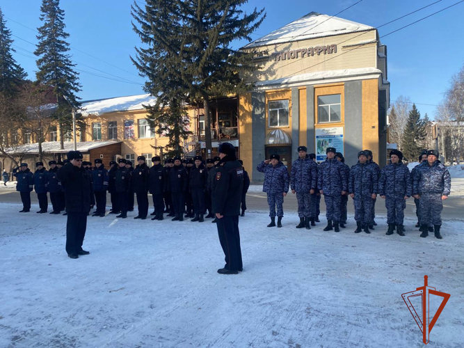 В Республике Алтай росгвардейцы приняли участие в гарнизонном разводе нарядов, заступающих на охрану общественного порядка