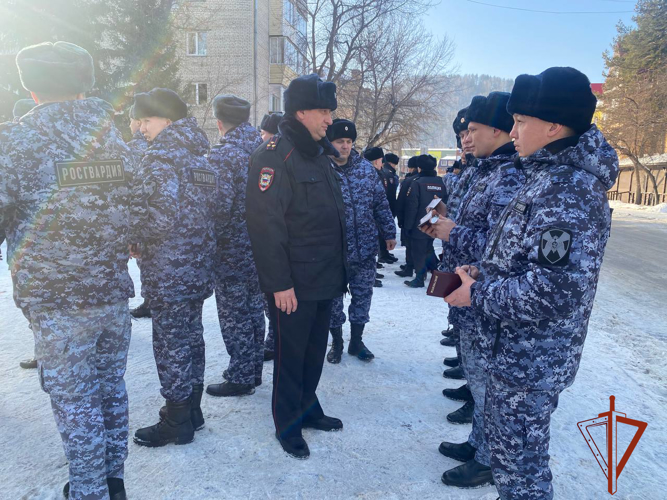 В Республике Алтай росгвардейцы приняли участие в гарнизонном разводе нарядов, заступающих на охрану общественного порядка