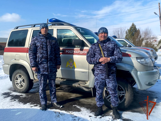 Росгвардейцы в Республике Алтай оказали помощь попавшей в ДТП женщине