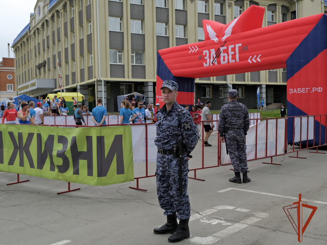 В Горно-Алтайске росгвардейцы обеспечили безопасность участников всероссийского полумарафона