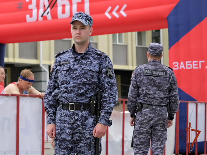 В Горно-Алтайске росгвардейцы обеспечили безопасность участников всероссийского полумарафона