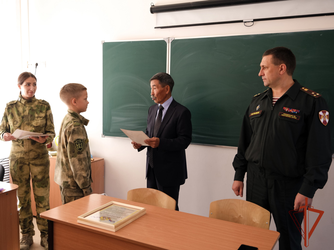В Республике Алтай Росгвардейцы поздравили воспитанников профильного кадетского класса с окончанием учебного года