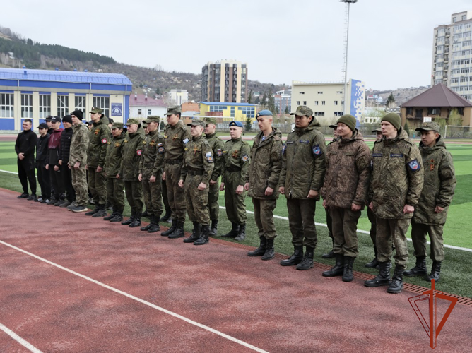 При содействии Росгвардии в Республике Алтай прошла военно-спортивная эстафета для допризывной молодежи