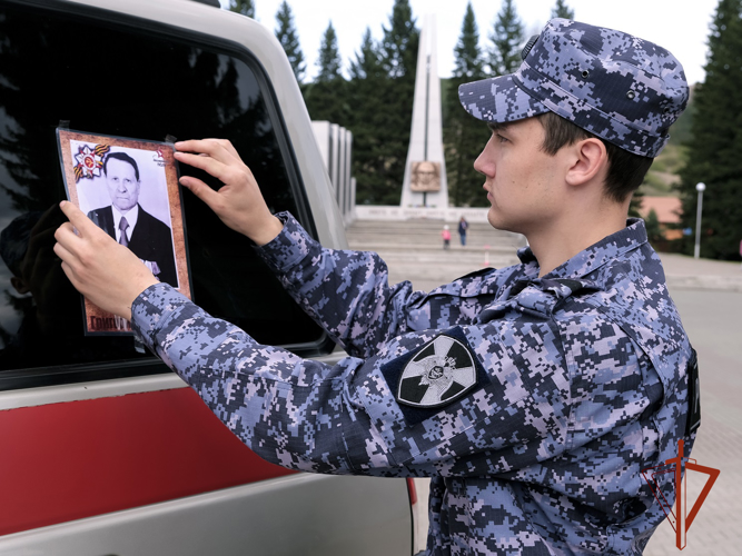 В Республике Алтай росгвардейцы приняли участие в акции «Бессмерный автополк»