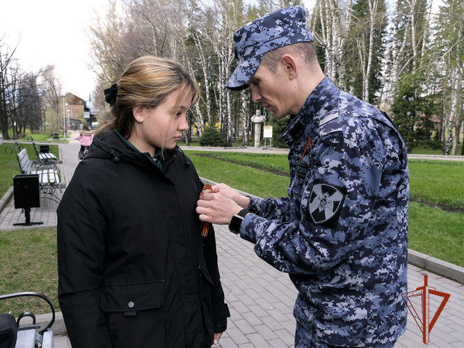 Военнослужащие и сотрудники Росгвардии поддержали всероссийскую акцию «Георгиевская ленточка» в Республике Алтай