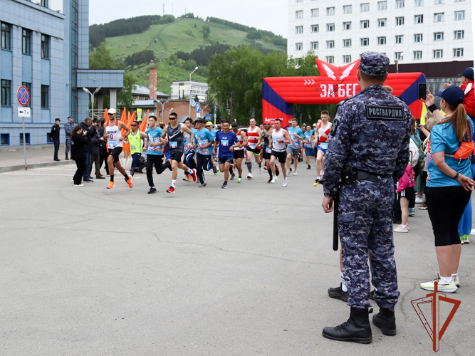 В Горно-Алтайске росгвардейцы обеспечили безопасность участников всероссийского полумарафона