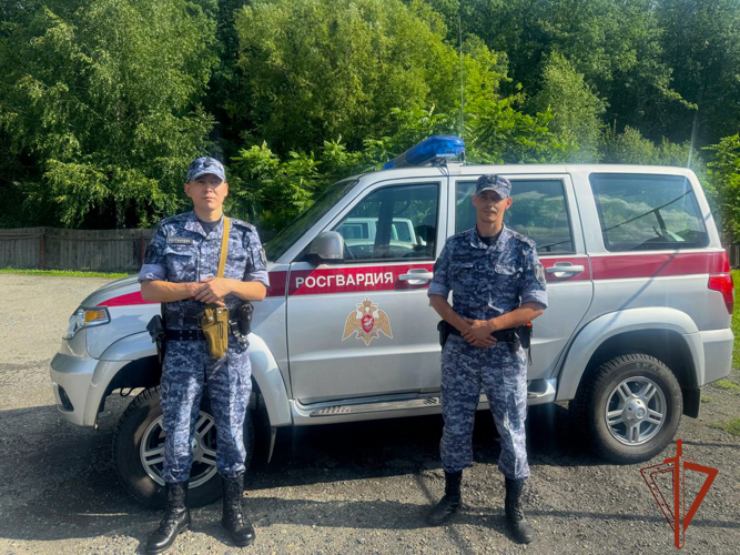 Росгвардейцы в Горно-Алтайске пришли на помощь потерявшему сознание прохожему