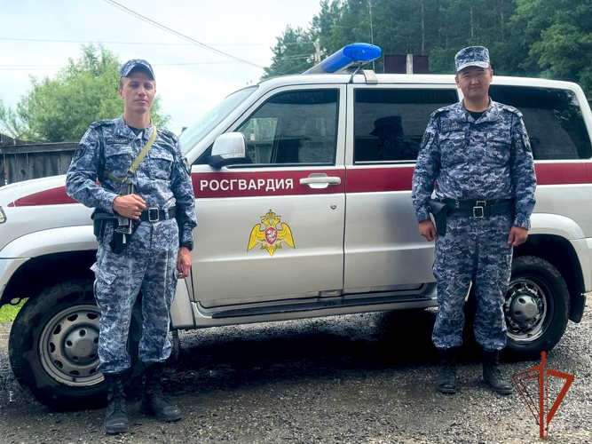 На Алтае росгвардейцы оказали помощь водителю, у которого случился гипертонический криз