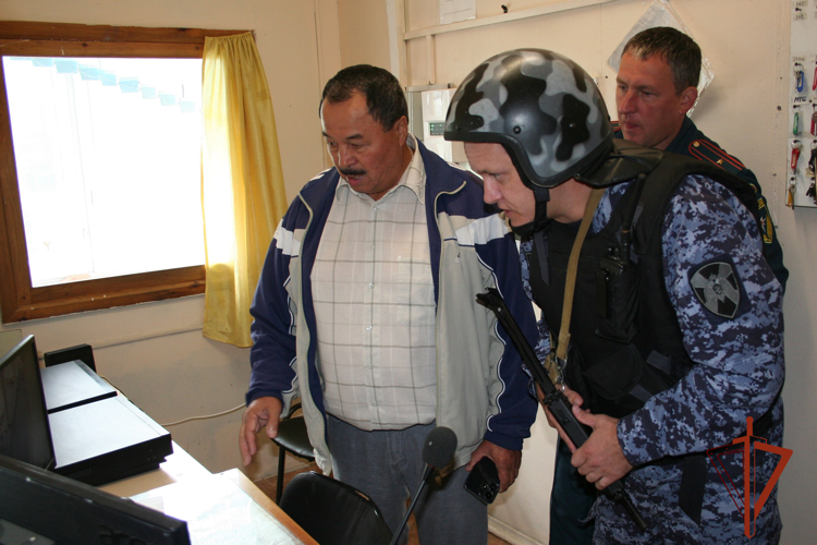 В Горно-Алтайске росгвардейцы обезвредили условных террористов, захвативших заложников в образовательной организации