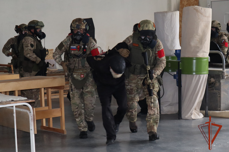 В Горно-Алтайске росгвардейцы обезвредили условных террористов, захвативших заложников в образовательной организации