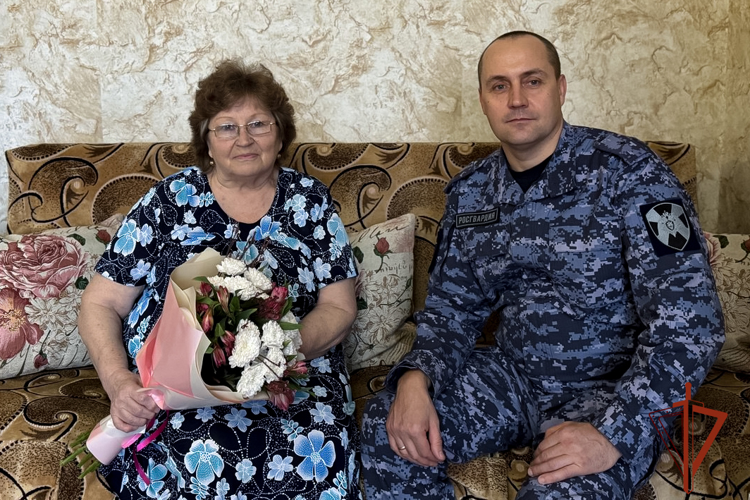 В Республике Алтай сотрудники Росгвардии поздравили мам  погибших боевых товарищей с Днем матери