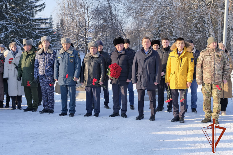 В Горно-Алтайске росгвардейцы отметили День героев Отечества