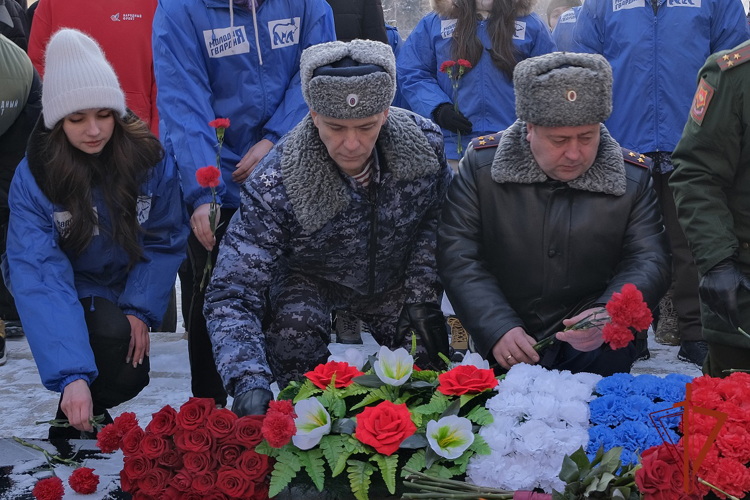 В Горно-Алтайске росгвардейцы отметили День героев Отечества