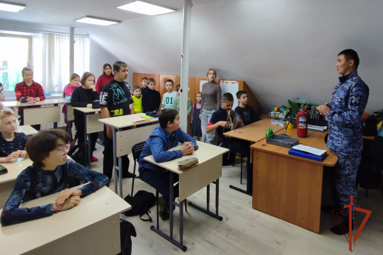 Росгвардеец провел занятие по пожарной безопасности для школьников 