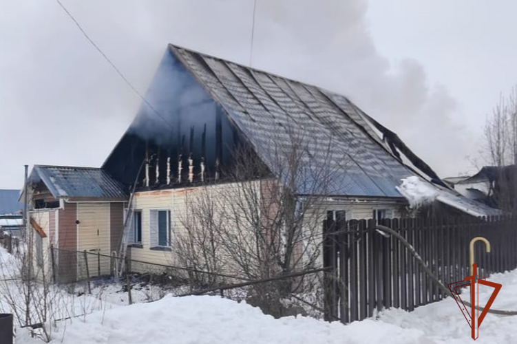 Сотрудники Росгвардии пришли на помощь жителям загоревшегося  частного домовладения