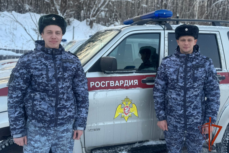 Сотрудники Росгвардии пришли на помощь жителям загоревшегося  частного домовладения