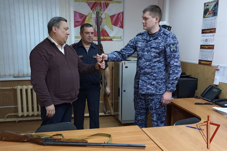Заместитель председателя правительства Республики Алтай передал оружие для бойцов, участвующих в специальной военной операции