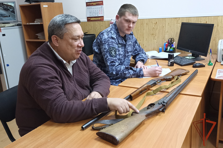 Заместитель председателя правительства Республики Алтай передал оружие для бойцов, участвующих в специальной военной операции