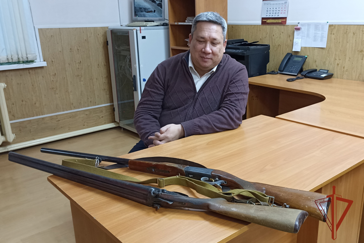 Заместитель председателя правительства Республики Алтай передал оружие для бойцов, участвующих в специальной военной операции