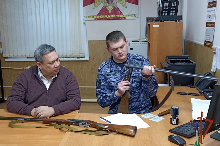 Заместитель председателя правительства Республики Алтай передал оружие для бойцов, участвующих в специальной военной операции