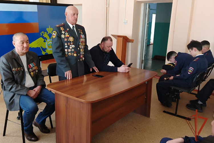 Ветераны Росгвардии провели урок мужества для школьников Республики Алтай  