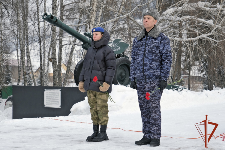 В Горно-Алтайске росгвардейцы отдали воинские почести защитникам Сталинграда