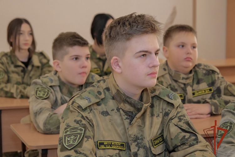 В Республике Алтай росгвардеец провел профилактическое занятие с воспитанниками профильного класса