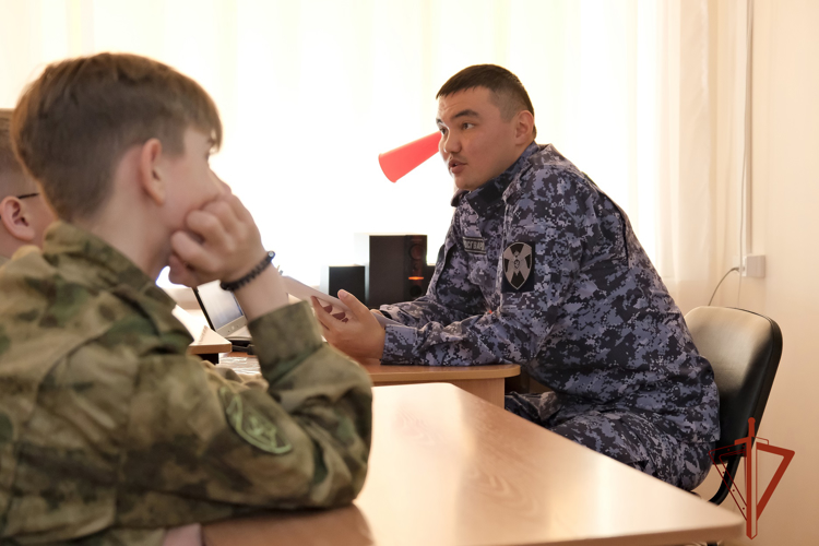 В Республике Алтай росгвардеец провел профилактическое занятие с воспитанниками профильного класса