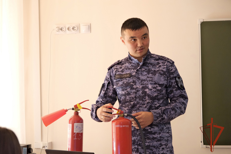 В Республике Алтай росгвардеец провел профилактическое занятие с воспитанниками профильного класса