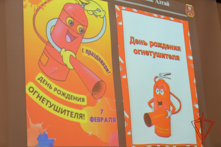 В Республике Алтай росгвардеец провел профилактическое занятие с воспитанниками профильного класса
