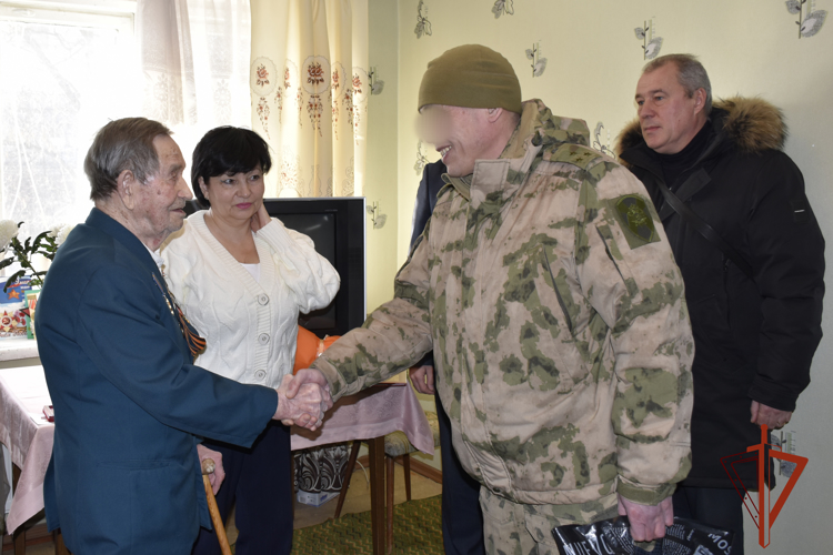 В ЛНР росгвардейцы вручили ветерану юбилейную медаль «80 лет Победы в Великой Отечественной войне 1941-1945 гг.»