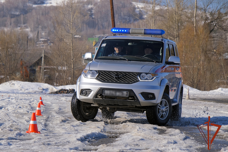 Росгвардейцы Республики Алтай отработали контраварийные приемы вождения в экстремальных условиях