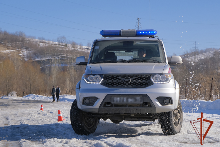 Росгвардейцы Республики Алтай отработали контраварийные приемы вождения в экстремальных условиях