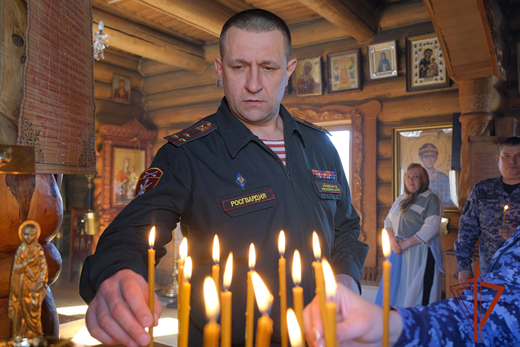 В преддверии Дня Росгвардии в Республике Алтай почтили память погибших воинов